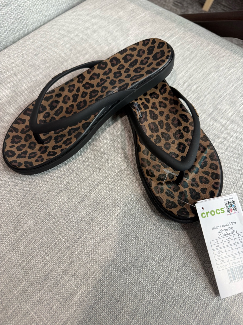 NWT CROCS Miami Round Animal Flip Flop Womens Size 6 - Picture 3 of 5